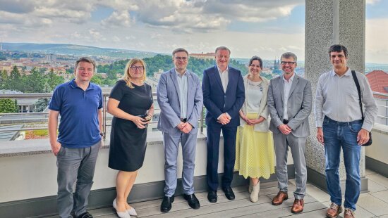 Zleva: doc. Roman Hrstka, doc. Regina Demlová, prof. Marek Svoboda, prof. Jan Konvalinka, dr. Zuzana Kečkéšová, dr. Milan Prášil, doc. Tomáš Brázdil